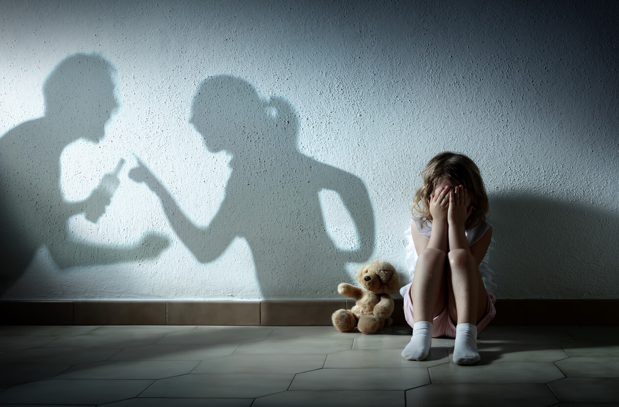 Couple fighting while child cries in home.